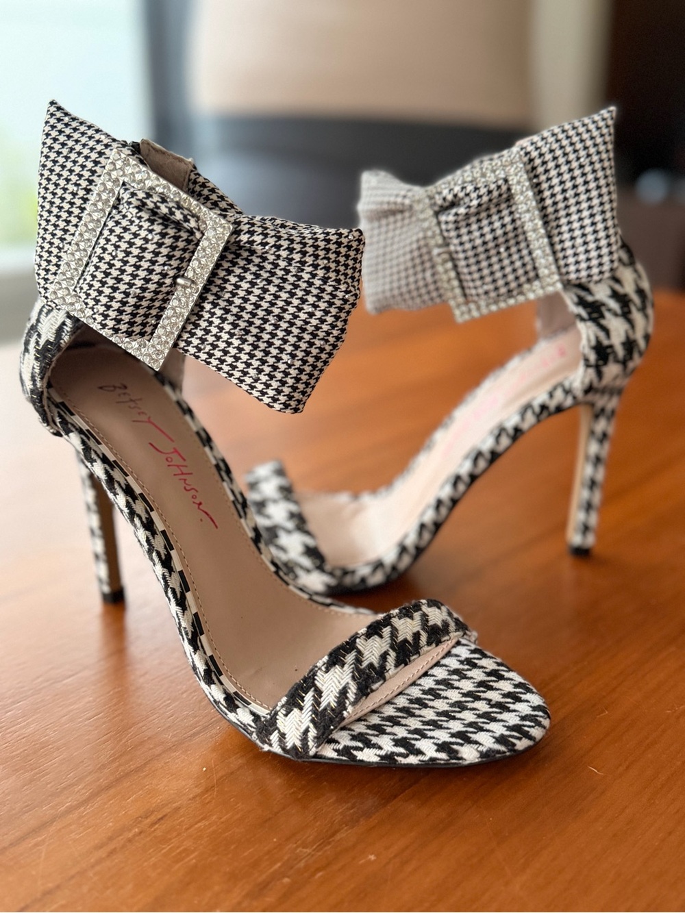 Betsey Johnson black and white houndstooth stiletto heels oversized bow size 7.5